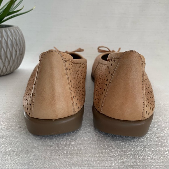 Coldwater Creek Tan Perforated Leather Bow Ballet Flats Woman’s 10 - Picture 9 of 10